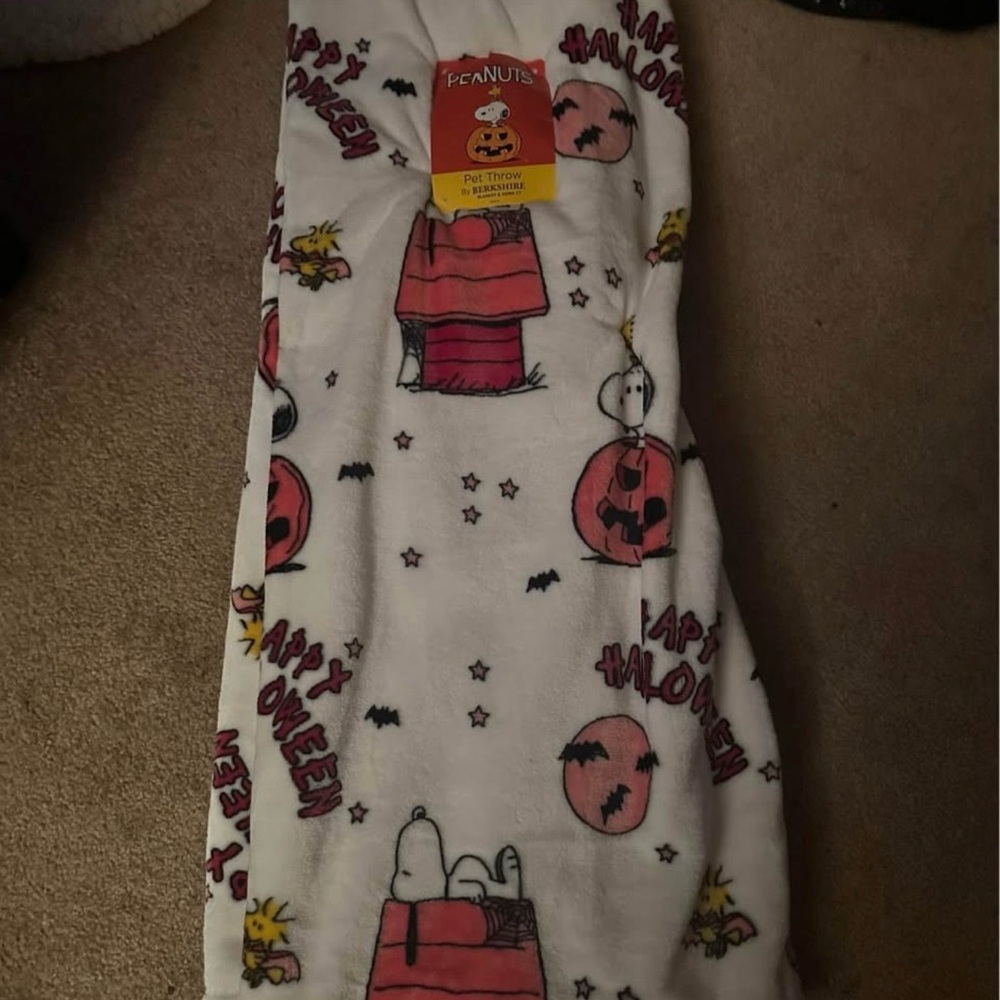 Peanuts Halloween Snoopy Blanket - White and Red
